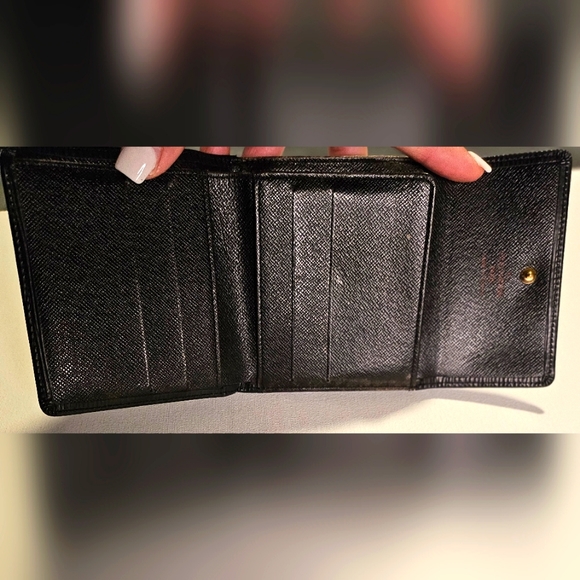 Authentic LV Black ⚫️ Epi Wallet - Picture 4 of 9